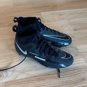 Nike Junior Phantom GT2 Club FG. Size 3Y